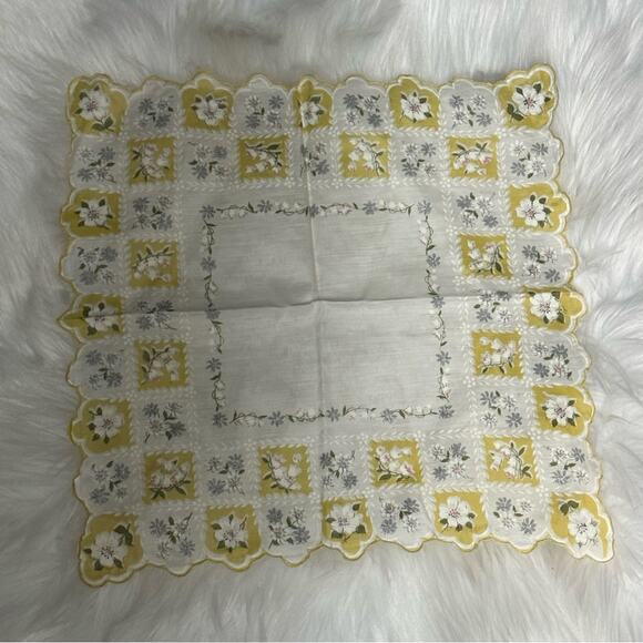1945. Vintage Hankie Gray Floral Motif & Yellow Checked - Picture 1 of 3